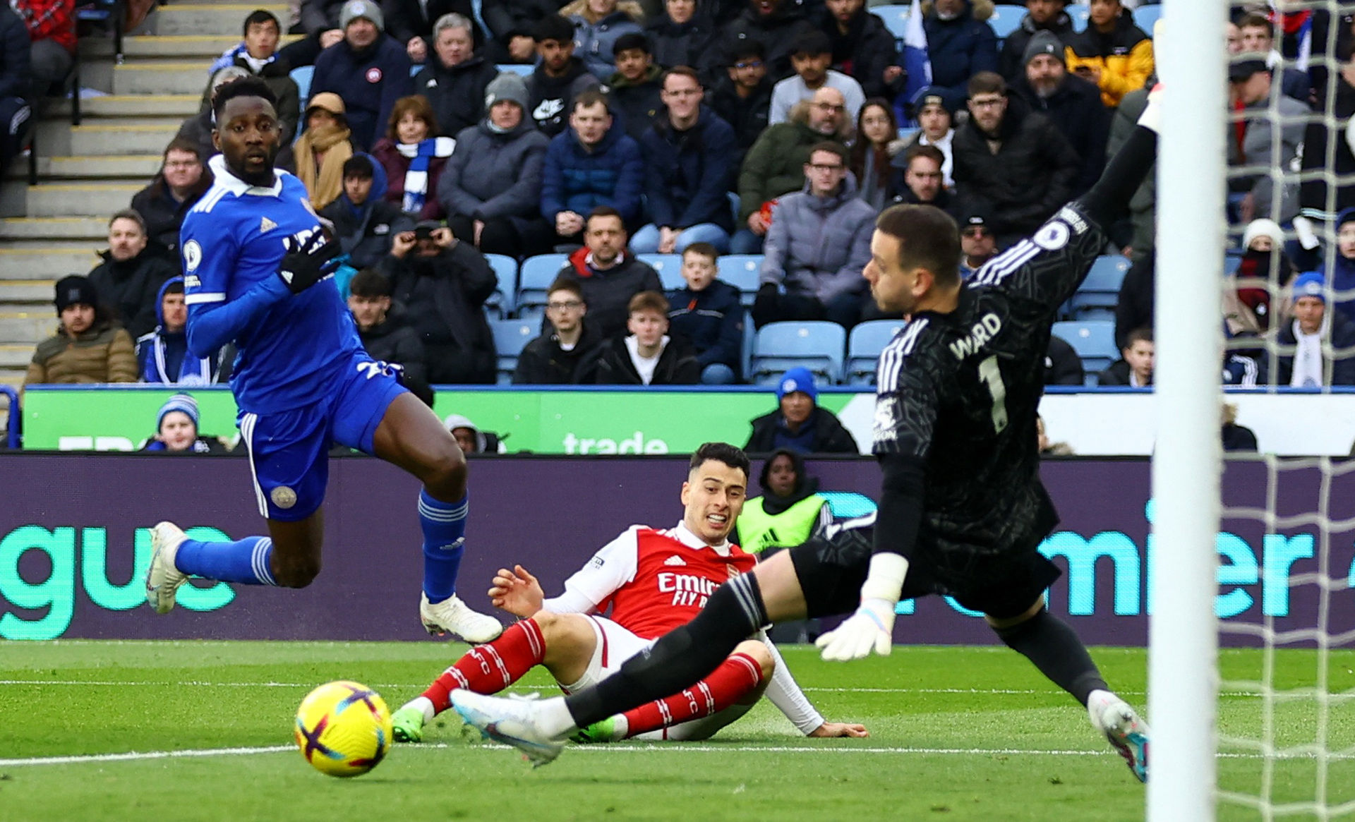 球擦肩而过 球擦肩而过